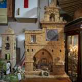Utilizzando il sughero dei tappi di bottiglia, per esempio, � riuscito a modellare le riproduzioni in scala di due importanti monumenti cittadini: il palazzo del Sedile e la chiesa della Veterana

